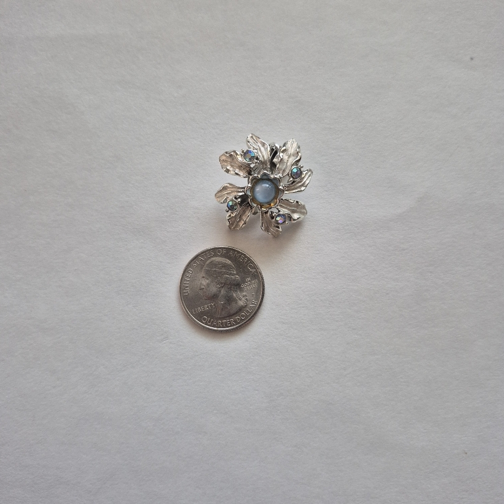 Silver blue Floral Earrings. Clip On Vintage - Picture 5 of 6